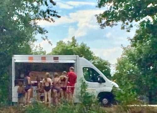 Eis am Strand, Kinder stehen am Eiswagen in der Schlange