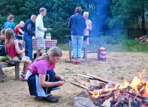 Kind sitzt am Lagerfeuer bei einem Event auf dem Ferienhof Severloh