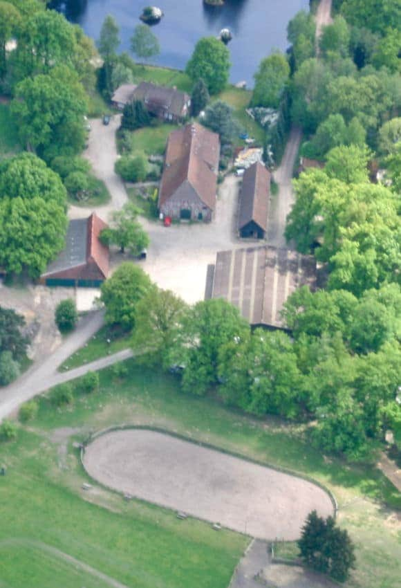 Ein Luftbild von der Ferienhof Mitte und dem Reitplatz