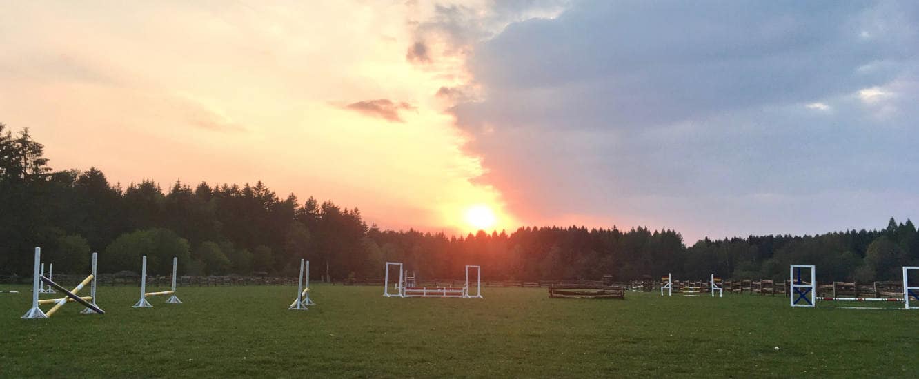 Der Springplatz im Sonnenuntergand auf dem Reiterhof Severloh in der Lüneburger Heide